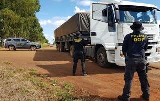 DOF apreende carreta com quase 1 tonelada de maconha sob carga de soja na MS-156