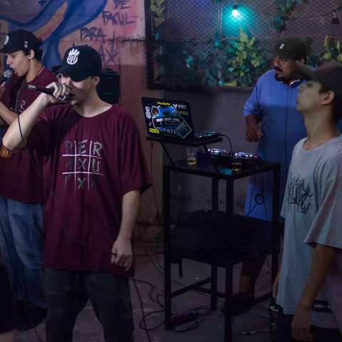 Grupo de rap Permuta faz live para para arrecadar alimentos