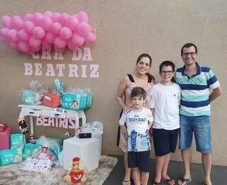 Priscila de Souza Brock ao lado do marido, Rafael Brock e com os filhos, Murilo de 10 anos e Renan marido de 6. (Foto: Arquivo pessoal)