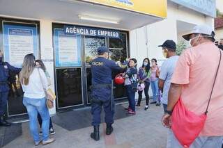 Fila dobra esquina com busca por vagas em atacadista e seguro-desemprego