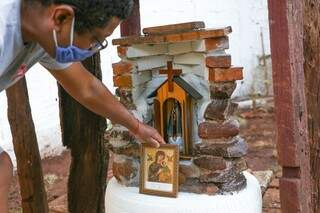 Leomar colocando o retrato de Nossa Senhora do Perpétuo Socorro na capela. (Foto: Paulo Francis)