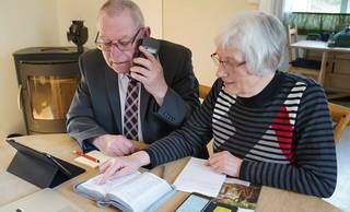 Fiéis da denominação do mundo inteiro estão usando o celular para realizarem as mesmas atividades de antes. (Foto: Divulgação Testemunha de Jeová)