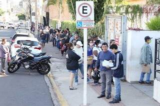 Fila dobra esquina com busca por vagas em atacadista e seguro-desemprego