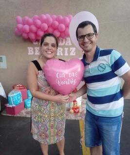 Priscila e o marido Rafael segurando o balão de coração com o nome da filha Beatriz, que vai nascer. (Foto: Arquivo pessoal)