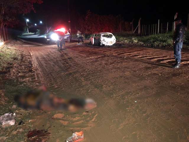 Den&uacute;ncia leva pol&iacute;cia a carro incendiado e dois corpos carbonizados