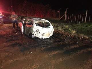 Den&uacute;ncia leva pol&iacute;cia a carro incendiado e dois corpos carbonizados
