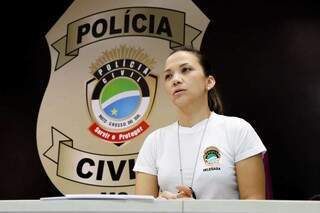 Com 2 armas, preso com tornozeleira invade casa e atira na esposa Com 2 armas, preso com tornozeleira invade casa e atira na esposa