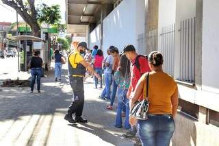 Na fila da Caixa, desprezo ao distanciamento faz segurança distribuir broncas Na fila da Caixa, desprezo ao distanciamento faz segurança distribuir broncas