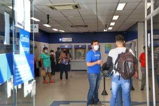 Na fila da Caixa, desprezo ao distanciamento faz seguran&ccedil;a distribuir broncas