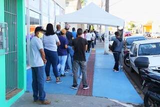 Fila dobra esquina com busca por vagas em atacadista e seguro-desemprego