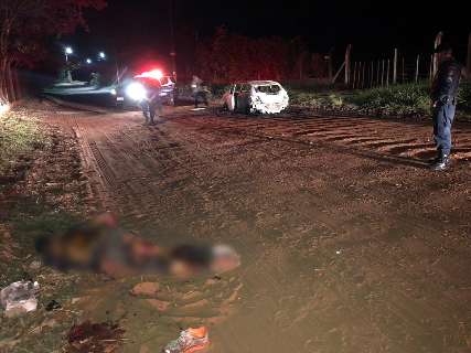 Den&uacute;ncia leva pol&iacute;cia a carro incendiado e dois corpos carbonizados