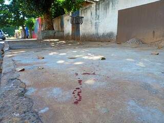 Na manhã de ontem ainda era possível encontrar marcas de sangue na calçada da casa onde ocorreu o crime (Foto: Maressa Mendonça)