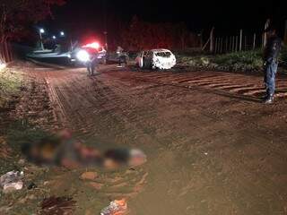 Den&uacute;ncia leva pol&iacute;cia a carro incendiado e dois corpos carbonizados