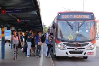Passageiros entram em ônibus no Terminal Morenão (Foto: Kisie Ainoã)