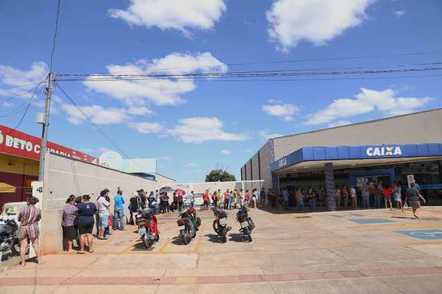 Por R$ 600, mais de 100 pessoas fazem fila na rua perto de ag&ecirc;ncia