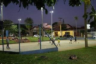Crianças e um adulto jogam bola tranquilamente nesta terça na Praça do Peixe (Foto: Paulo Francis)