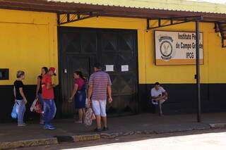 Visitantes no Instituto Penal de Campo Grande (Foto: Kisie Ainoã)