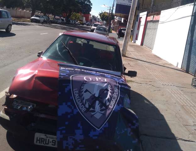 B&ecirc;bado, ladr&atilde;o furta Uno e bate em dois carros em tentativa de fuga