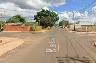 Dupla armada invade resid&ecirc;ncia, rende amigos e foge com caminhonete
