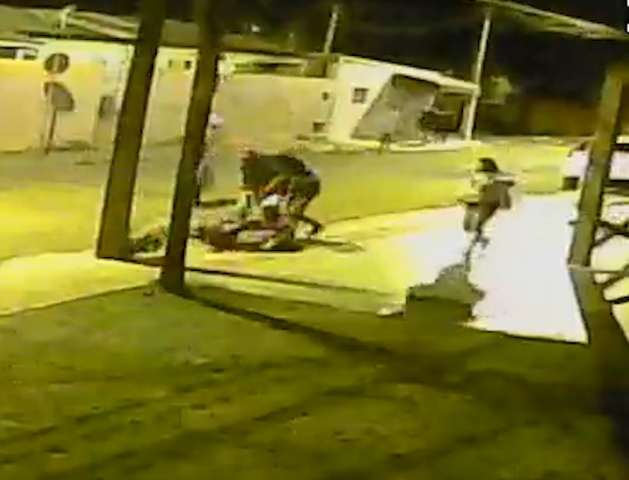 C&acirc;meras flagraram o momento em que jovem foi assassinado a facadas