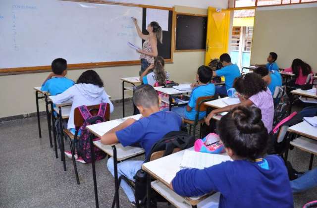 Prefeitura convoca 400 professores aprovados no concurso de 2016