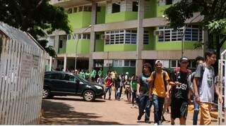 Alunos na saída da Escola Hércules Maymone em Campo Grande antes da pandemia. (Foto: Henrique Kawaminami)