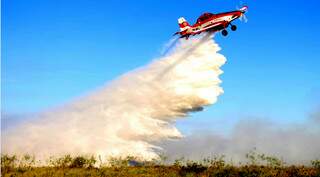 Combate aérea foi utilizado para ajudar a debelar o fogo, que consumiu 13 mil hectares de uma fazenda. (Foto: Corpo de Bombeiros MS)