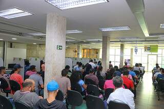 Trabalhadores em busca de oportunidades de emprego lotam a sede da Funtrab todos os dias (Foto: Marcos Maluf)