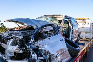 Dois ficam feridos em acidente envolvendo carro de passeio e carreta 
