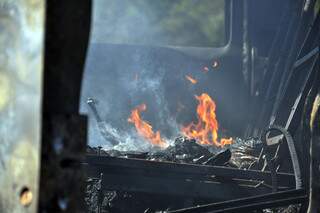 Caminh&atilde;o pega fogo e cabine fica destru&iacute;da na BR-060