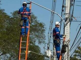 Homens trabalham na substituição de lâmpadas (Foto: Divulgação/Prefeitura)
