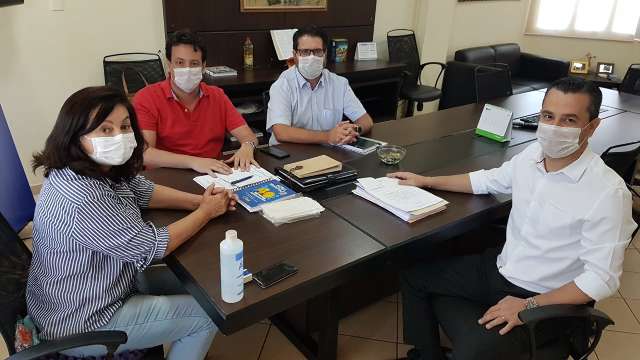 Prefeitura antecipa f&eacute;rias escolares e corta sal&aacute;rio de 2.100 contratados