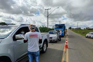 Quem entrar ou sair de munic&iacute;pio durante feriado ter&aacute; de passar por barreira