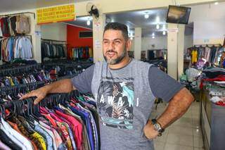 Gilberto tem uma das maiores ofertas de roupas masculinas nos brechós da Capital (Foto: Paulo Francis)