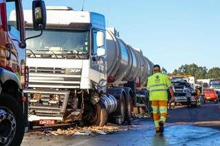 Dois ficam feridos em acidente envolvendo carro de passeio e carreta 