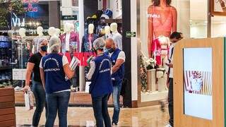 Ap&oacute;s den&uacute;ncias, Vigil&acirc;ncia Sanit&aacute;ria percorre shoppings de Campo Grande