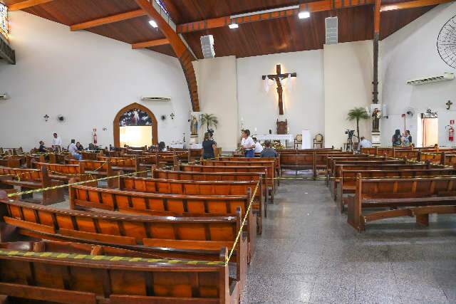 Prefeitura altera o toque de recolher e amplia capacidade de fi&eacute;is nas igrejas