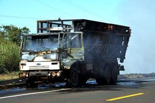 Caminh&atilde;o pega fogo e cabine fica destru&iacute;da na BR-060