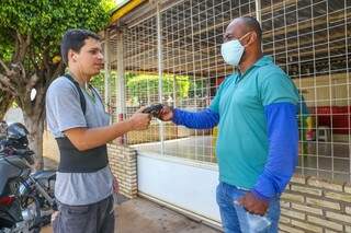 Fagner Santos da Silva, à direita, devolvendo a carteira que encontrou na rua para Alexandre. (Foto: Paulo Francis)