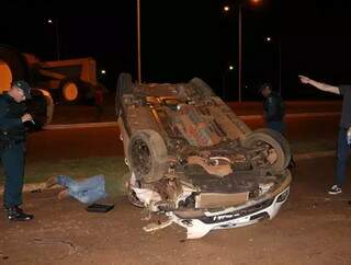 Veículo Hyundai HB20 capotou e parou com as rodas para cima em avenida. (Foto: O Correio News)