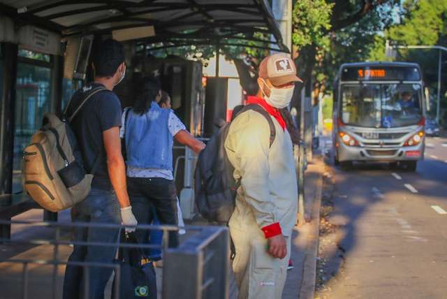 Feriado tem menos &ocirc;nibus, mas hor&aacute;rio de circula&ccedil;&atilde;o estendido