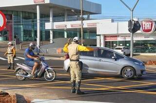 Agetran faz controle na rotatória da Rua Joaquim Murtinho com a Ceará (Foto: Paulo Francis)