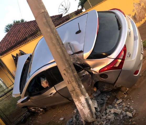 Carro fica destru&iacute;do ap&oacute;s bater em poste e muro de resid&ecirc;ncia 