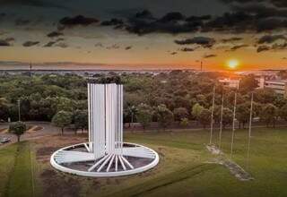 Monumento da entrada do campus da UFMS em Campo Grande. (Foto: Israel Stahl)