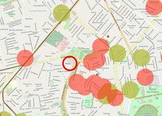 Pontos vermelhos no mapa mostram onde há casos confirmados de covid-19 em Campo Grande. Os sinas verdes são suspeitas. Circulado, está o condomínio onde moradora testou positivo, que ainda não está assinalado. (Foto: Reprodução).