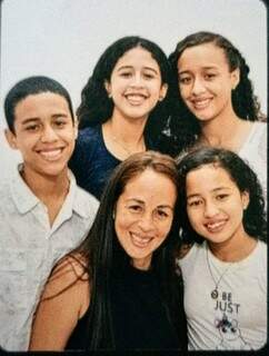 A venezuelana Julnelly del Rosario Colmenares Hincapie com os quatro filhos. (Foto: Arquivo Pessoal)