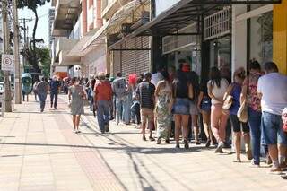 Contra o tempo roubado por fila, tem quem leve at&eacute; croch&ecirc; para esperar os R$ 600