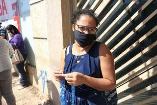 Contra o tempo roubado por fila, tem quem leve até crochê para esperar os R$ 600 Contra o tempo roubado por fila, tem quem leve até crochê para esperar os R$ 600