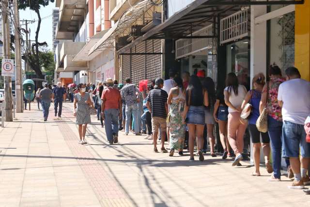 Contra o tempo roubado por fila, tem quem leve at&eacute; croch&ecirc; para esperar os R$ 600