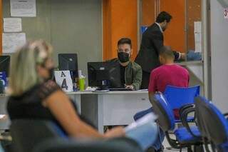 Servidores voltam ao trabalho presencial e só grupo de risco fica a distância Servidores voltam ao trabalho presencial e só grupo de risco fica a distância